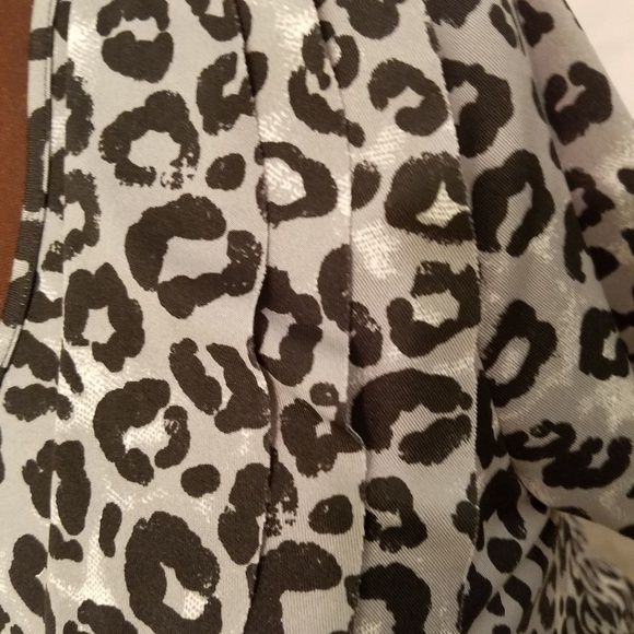 Kim Rogers Leopard Print Top Ruffle Blouse M Gray Black White Short Sleeve - Picture 6 of 6